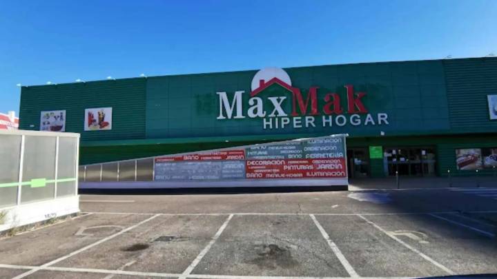 Cierra un gran hiper junto al primer centro comercial de Zaragoza