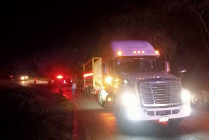 Alerta: Circulación parcialmente suspendida en la Carretera Federal 80 por derrape de tráiler