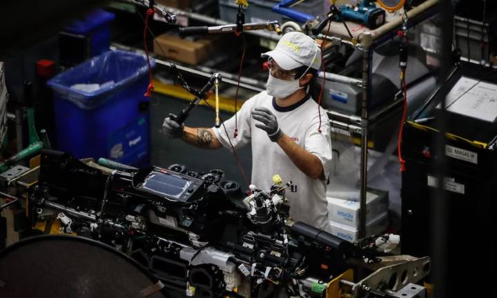 La actividad económica creció 0,5% en septiembre y acumuló un alza de 5,2% en el año