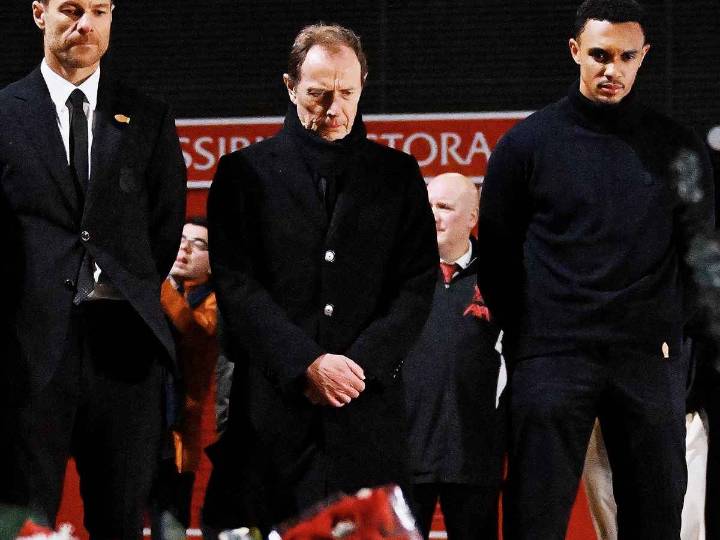 Alexander-Arnold vuelve a Anfield y emociona con tributo a Diogo Jota