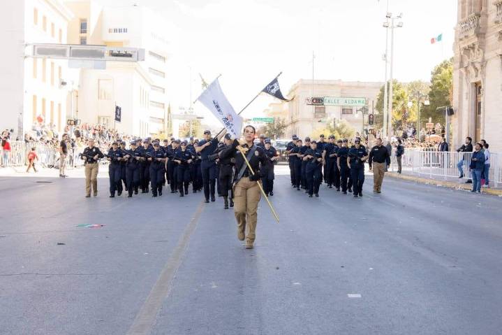 Participan contingentes de deportistas y policías municipales en desfile por el 115 Aniversario de la Revolución Mexicana