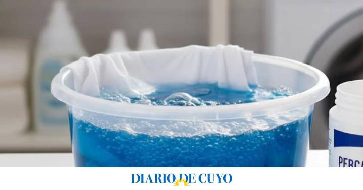 El mejor producto para que la ropa blanca no se ponga amarilla, según un experto