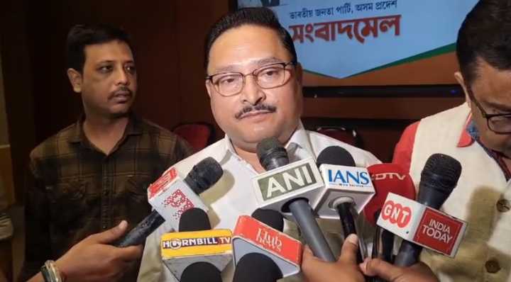 Delhi-o bomb bretaniko Assam BJP President Dillip Saikia raken jegalata