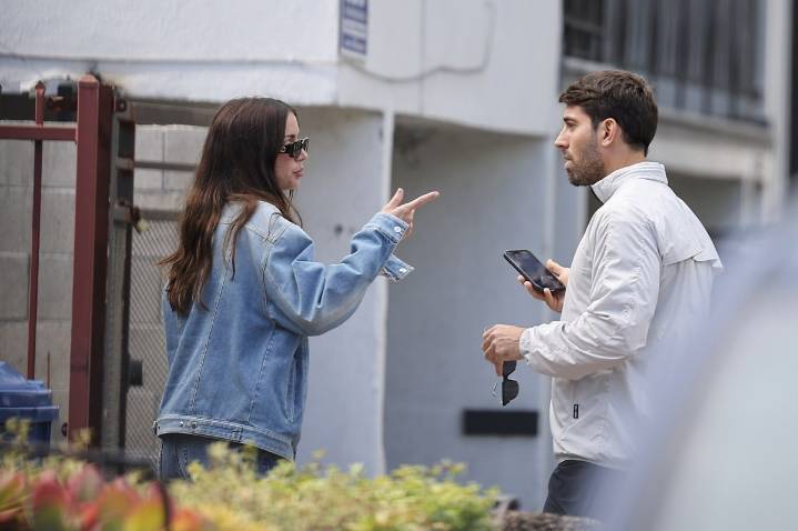 Captan a Ana de Armas muy cerquita de misterioso galán tras su truene con Tom Cruise