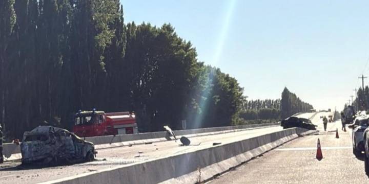 Trágico choque en la Ruta 22: una camioneta embistió a un auto y murieron un hombre y dos niños