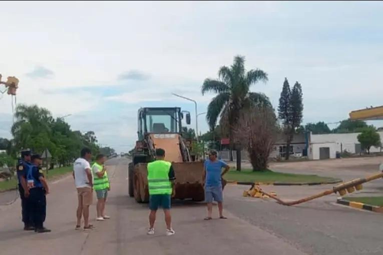 Un camión chocó un semáforo en la Ruta Nacional 18 y se dio a la fuga