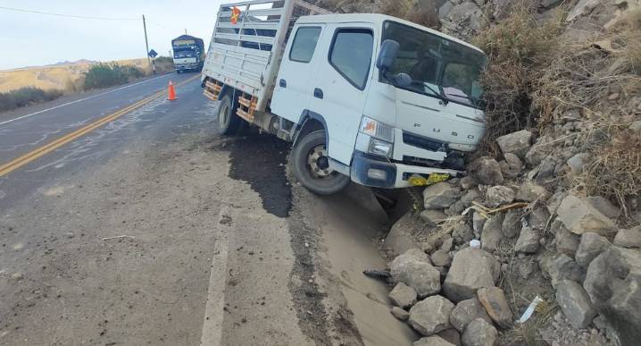 Camión pequeño se despista y choca con cerro en vía Arequipa