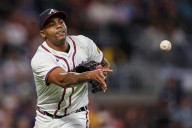Bravos renuevan contrato con el cerrador veterano Raisel Iglesias por 1 año y 16 millones