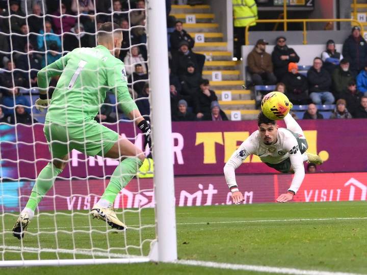 Pedro Neto sets Chelsea on their way to comfortable win at Burnley