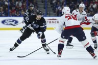 Deadspin | Brandon Hagel's late goal helps Lightning edge Capitals