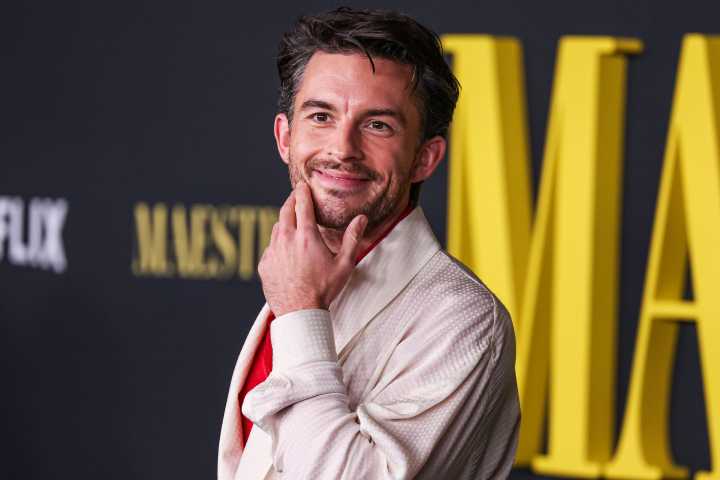 La revista People nombra a Jonathan Bailey como el hombre más sexy del mundo