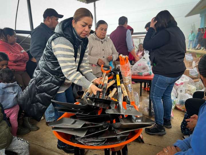 Entregan herramientas donadas a familias damnificadas
