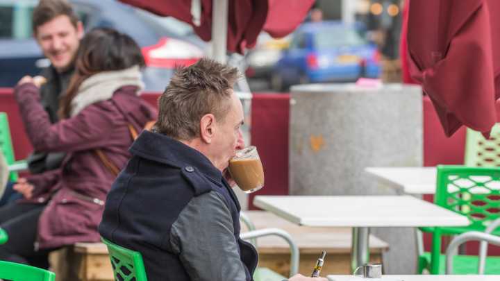 María Blanco, economista: "Para un café mejor usar la tarjeta de débito, con la de crédito te puedes encontrar con una deuda a final de mes que no vas a poder asumir"