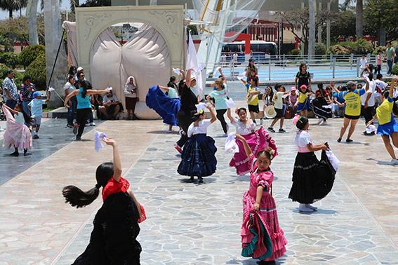 FERIA DEL LIBRO DE NUEVO CHIMBOTE LLENA DE VIDA