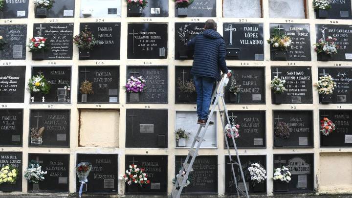 Día de Todos los Santos en A Coruña: una jornada de ajetreo para honrar a familiares fallecidos