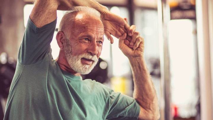 Ni pesas, ni bandas elásticas: el ejercicio ideal para que adultos mayores ganen fuerza y eviten caídas