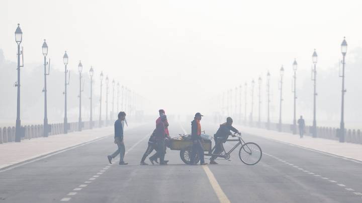 Delhi continues to breathe toxic air despite GRAP-IV measures in force; AQI above 400 in several areas