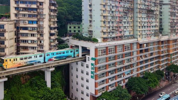 En China los trenes atraviesan edificios en total silencio: así logran esta hazaña única en el mundo