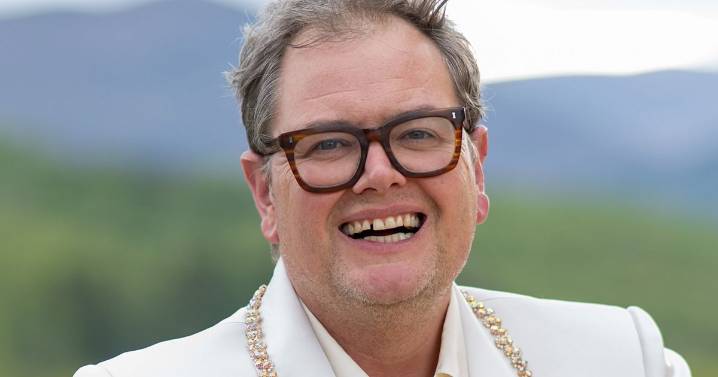 Alan Carr 'saved famous friend's life' after 'slapping' knife attacker in street