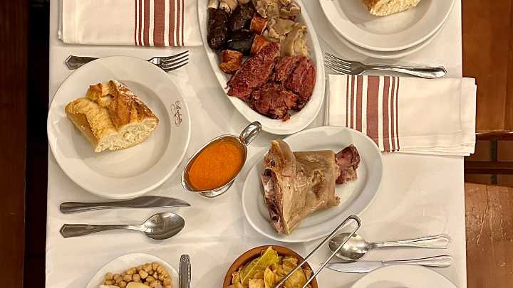 El cocido madrileño centenario que sigue conquistando Madrid por menos de 30 euros