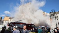 Así fue el momento en el que colapsó una parte de la Torre dei Conti de Roma; hay un herido y un trabajador atrapado