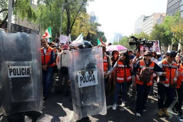 Avanzan manifestantes al Zócalo tras desfile