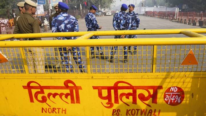 Delhi blast: Police hunt for second suspected vehicle