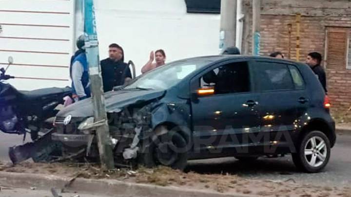 El accidente nuestro de cada domingo: conductor se llevó puesta una columna de alumbrado público
