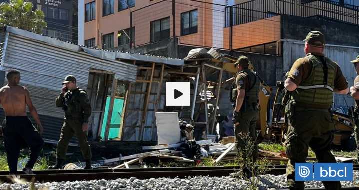 Desalojan casas construidas a un costado de la línea férrea en Pedro de Valdivia Bajo en Concepción