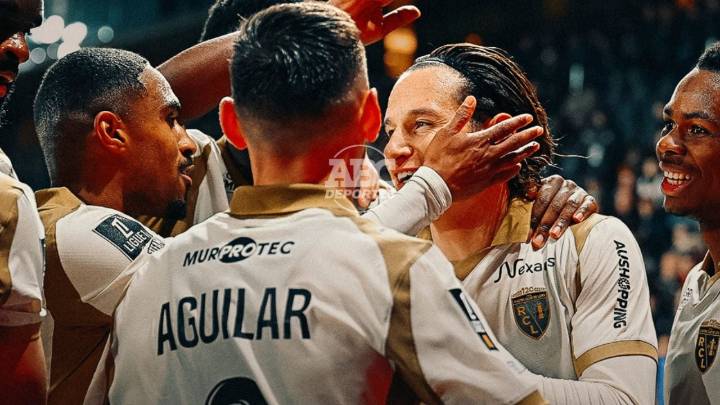 Lens toma el liderato de la Ligue 1 tras 21 años con doblete de Florian Thauvin