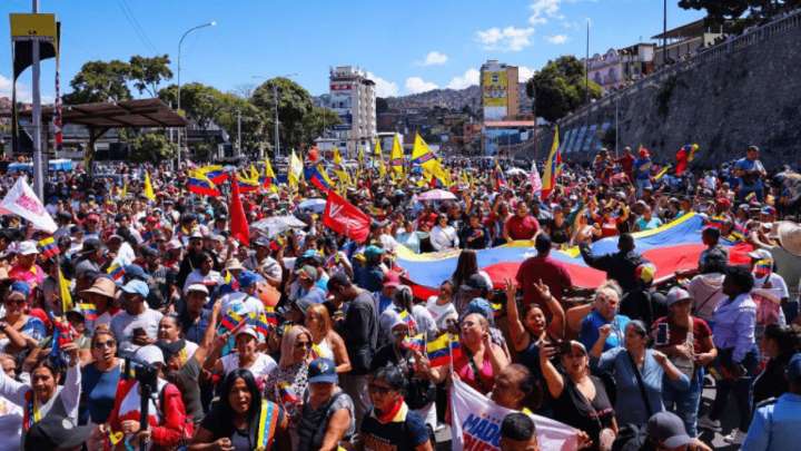Venezuela rinde homenaje a sus símbolos patrios con una movilización en todo el país