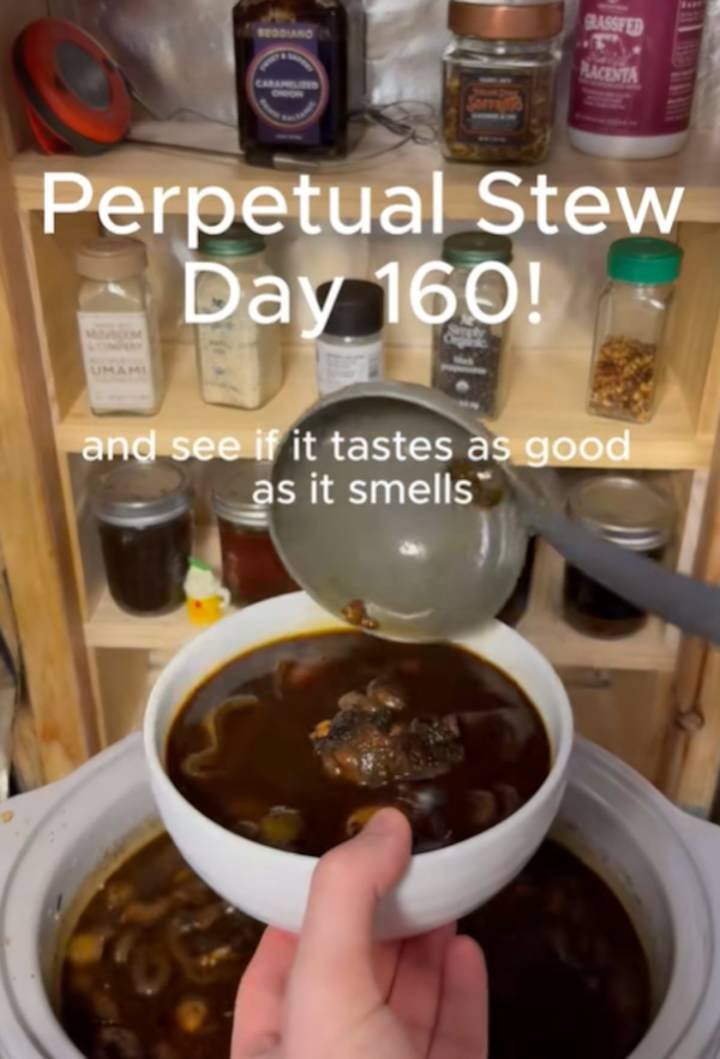 Una sopa lleva más de seis meses cocinándose en TikTok y la gente lo sigue como si fuera una serie