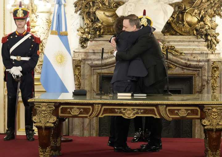 “Con todo, eh”: Milei le tomó juramento a Adorni como nuevo jefe de Gabinete