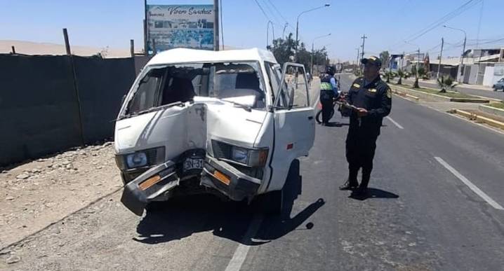 Conductor se salva de morir al estrellarse contra poste en vía de Tacna a Pachía
