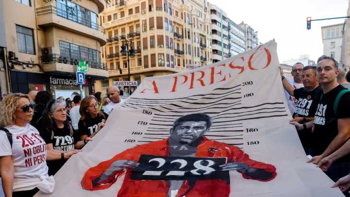 Una protesta pide 'Mazón a prisión' en València en plena negociación PP