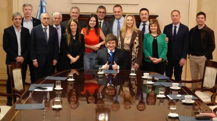 Javier Milei llamó a una reunión de gabinete y reactivó la mesa política de LLA tras la salida de Francos