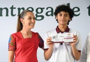 Sheinbaum entrega becas a estudiantes