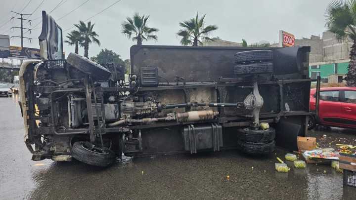 Vuelca Camión en Nodo Morelos Rumbo a Rosarito; el Conductor Salió Ileso