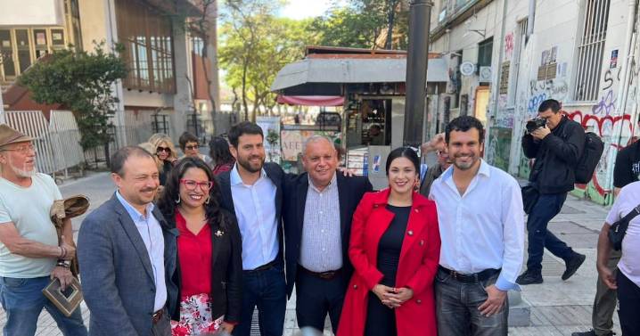 Con mensajes emplazando a Kast: Cariola y parlamentarios electos de Valparaíso entregan respaldo a Jara para segunda vuelta