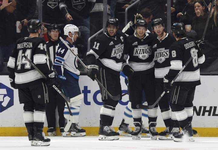 Kings shut out Jets for their 1st home win of season