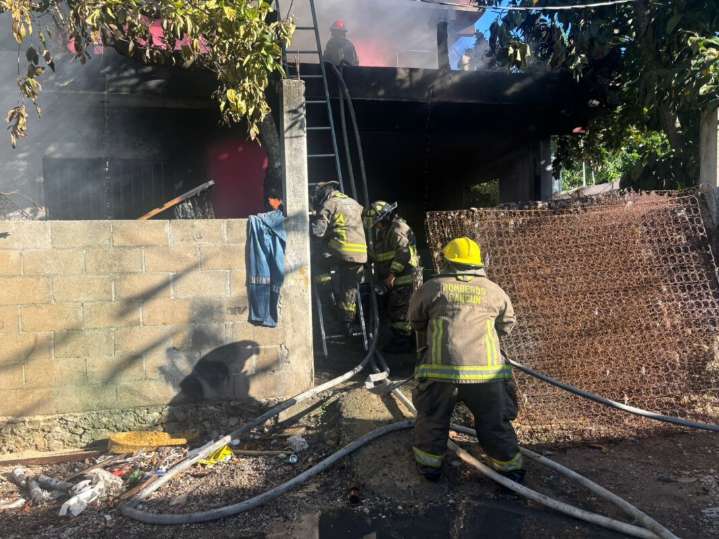 Bomberos de Cancún sofocan incendio en casa habitación en la colonia El Milagro