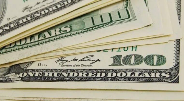 El dólar oficial cayó tras cinco días al alza ante un mercado reducido por el feriado en Estados Unidos