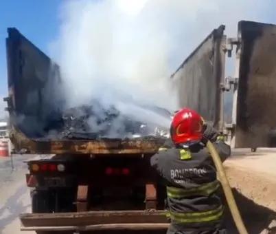 Bomberos controlaron el incendio de un camión en avenida Vélez Sarsfield, en medio del calor extremo