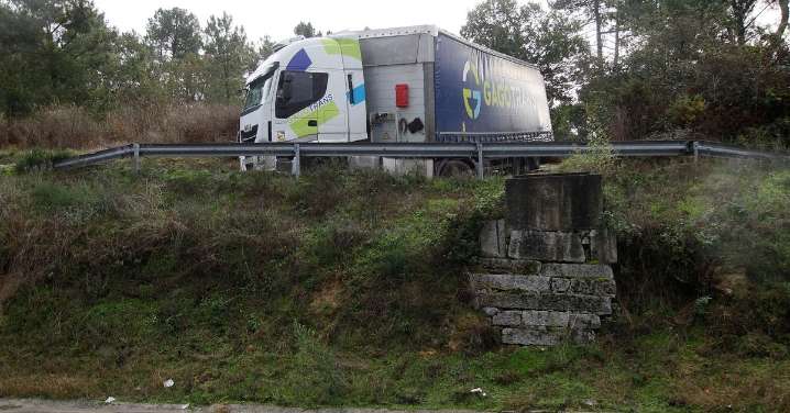 Un camión queda atascado durante horas en una carretera de Ourense: "Me falló el GPS"