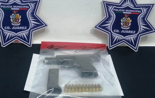 Hombre armado intenta escapar en moto y derrapa