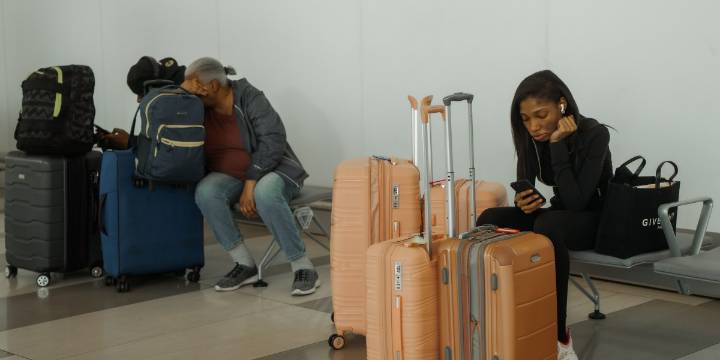 Canceled weekend flights climb past 2,500 as shutdown grinds on