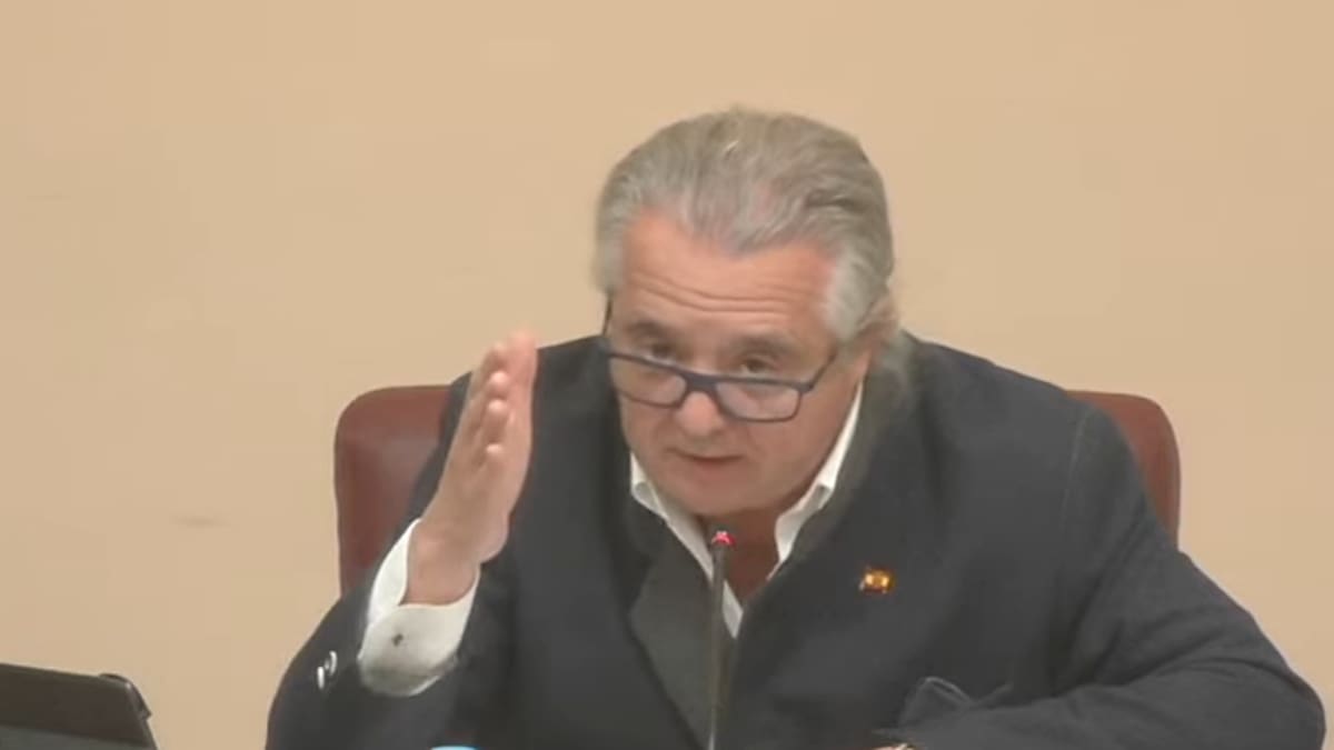 Con gemelos de la Falange e insignia con la bandera preconstitucional: así declara Albacete 'persona non grata' a Pedro Sánchez