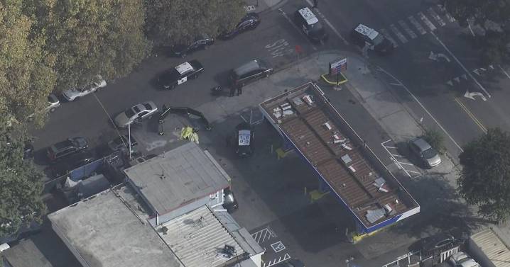 Midday shooting at East Oakland gas station leaves 2 dead next to neighborhood park