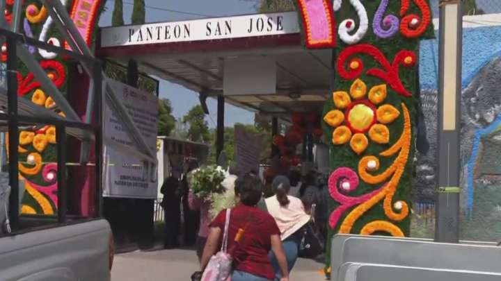 Familias Acuden a Panteones de CDMX para Adornar las Tumbas por Día de Muertos