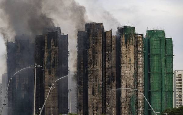 Sube a 65 cifra muertos por incendio en complejo de apartamentos en Hong Kong